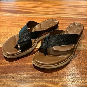 Franco Sarto black thong embossed sz 9 sandals